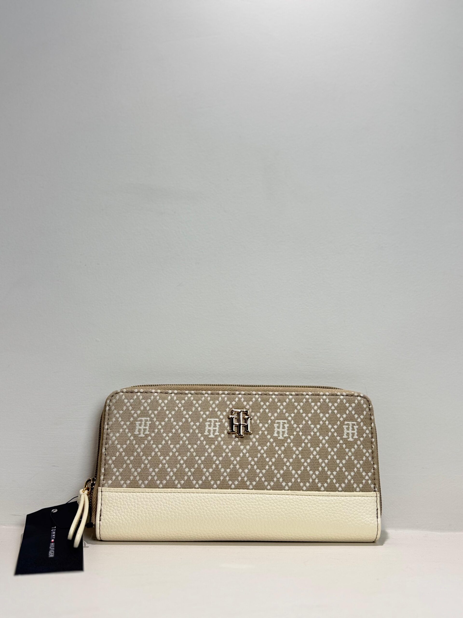 05a8e73d-c6e2-4942-a4ee-64dcee63753f Tommy Hilfiger Women Wallet - Image 1