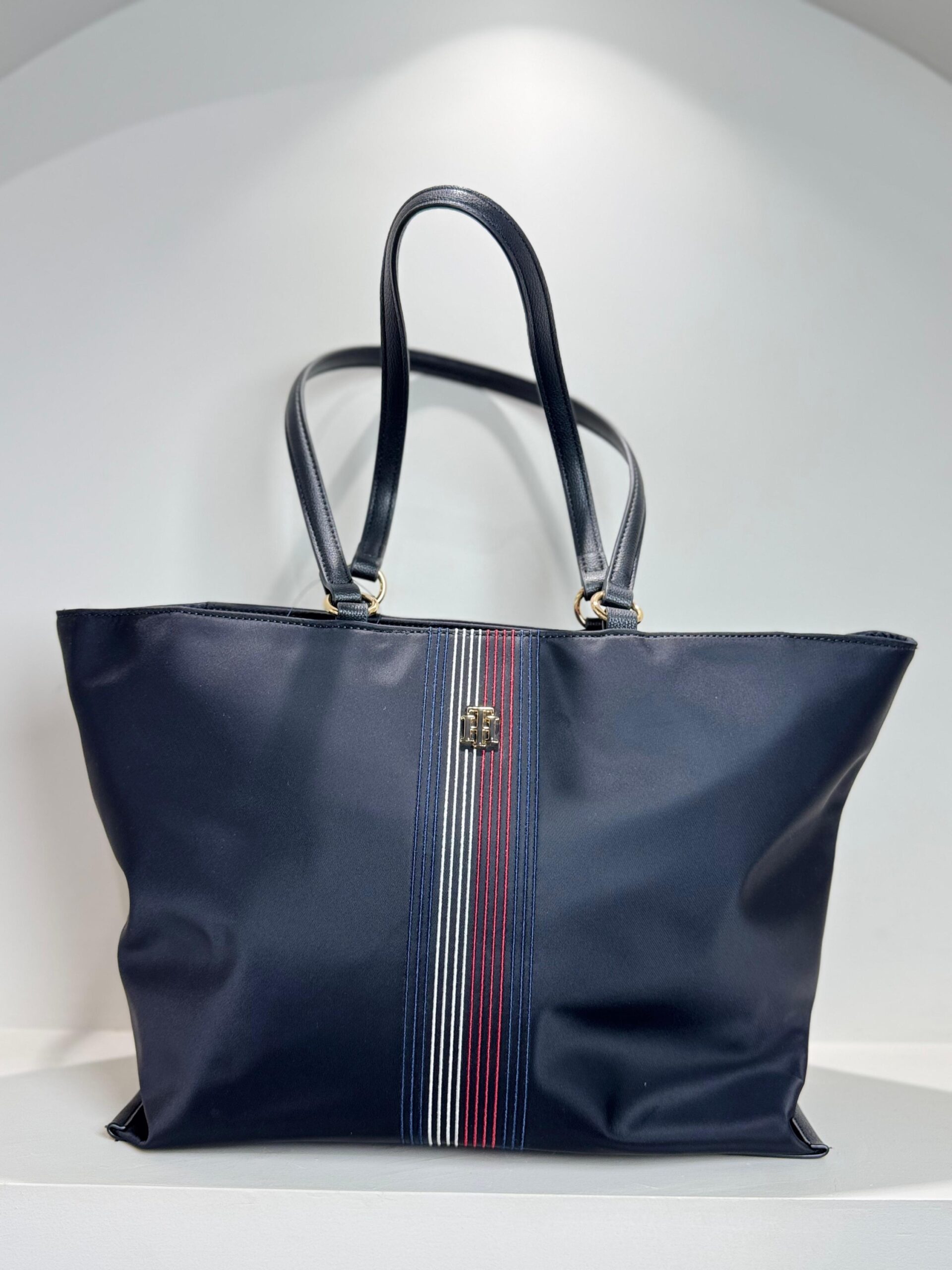 6a96f8a3-f374-4623-bd29-1f7289202a65 Tommy Hilfiger Women Bag - Image 1