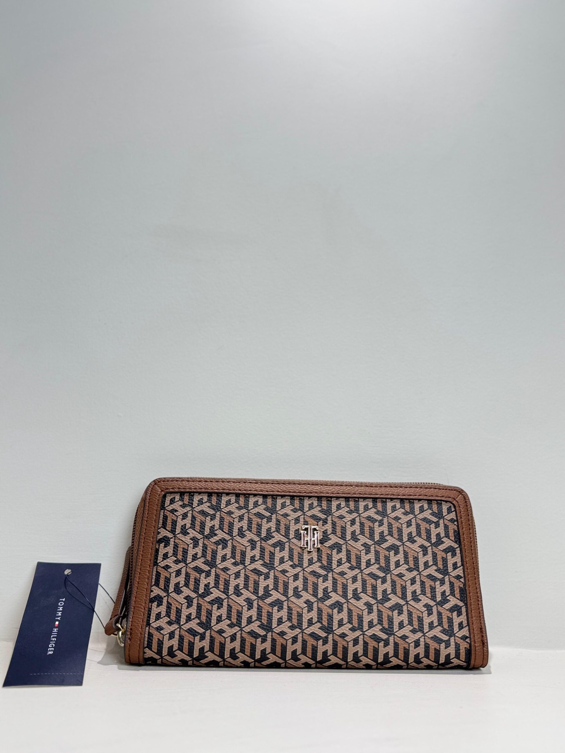 9d80e48b-18a5-4a5f-b7a2-5b99da1cefb0 Tommy Hilfiger Women Wallet - Image 1