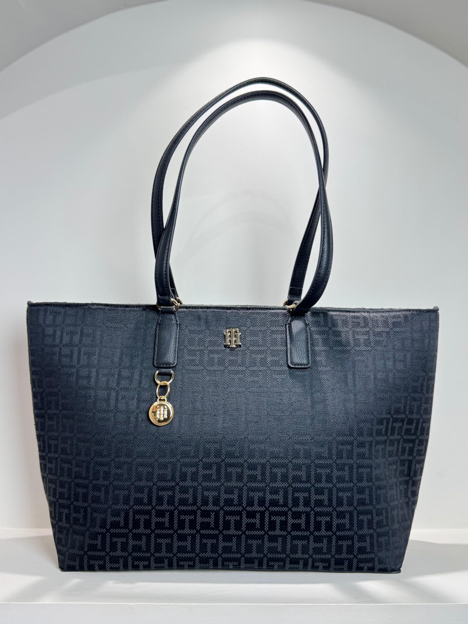 afbd6227-d90b-4196-8893-b890271f8913 Tommy Hilfiger Women Bag - Image 1