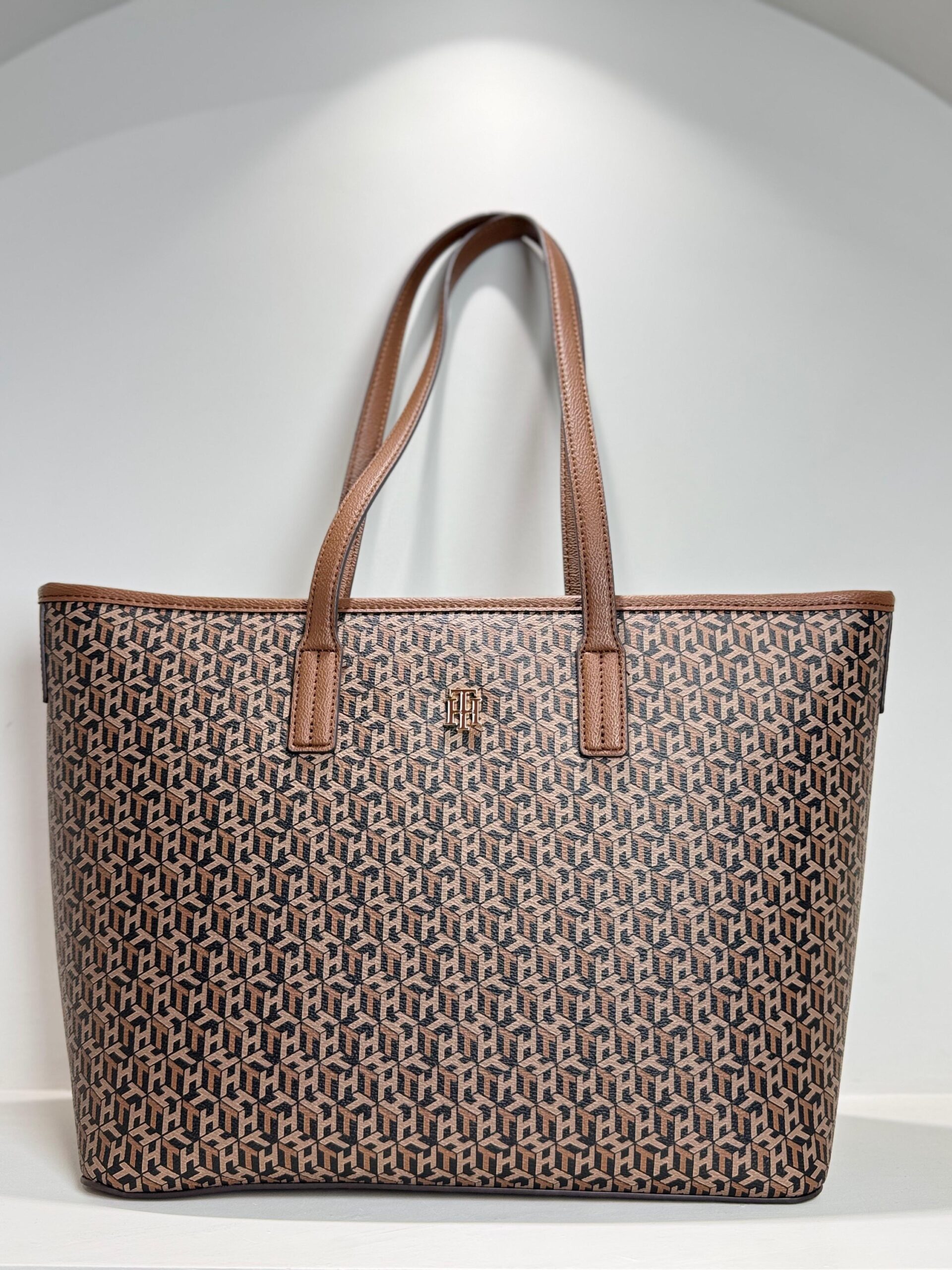 b72df821-86ff-4220-bde6-424f8ab82c89 Tommy Hilfiger Women Bag - Image 1